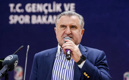 Gürcistan’da Forma Diplomasi: Bakan Bak İmzayı Attı